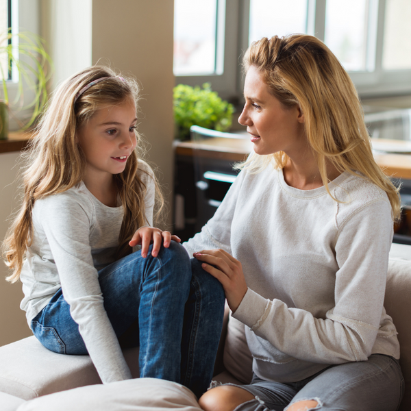 Un enfant parlant à un adulte